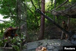 16일 우크라이나 하르키우 주의 전선에서 우크라이나 제42 기계화 분리여단 군인들이 러시아 군의 드론을 피해 자주포에 철망을 설치하고 있다.