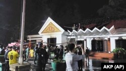 អាជ្ញាធរ​ព្យាយាម​ពន្លត់អគ្គិភ័យដែល​បាន​ឆាបឆេះ​អគារមួយខ្នងនៃព្រះរាជ​ដំណាក់​តូចរបស់​ព្រះរាជ​ដំណាក់នៅខេត្ត​សៀមរាប កាល​ពី​ថ្ងៃទី ១២ ខែមីនា ឆ្នាំ២០២៣។ (AKP via AP)