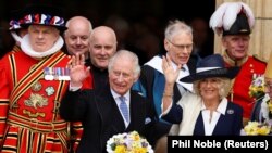 Raja Inggris Charles dan Camilla, Permaisuri melambai saat mereka menghadiri Kebaktian Kamis Putih di York Minster, di York, Inggris, 6 April 2023. (Foto: REUTERS/Phil Noble)
