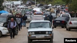 Ermənistanın Azərbaycanla səhərində yerəşən Kornidzor kəndinə şəxsi maşınlarında gələn Qarabağ erməniləri. (26 sentyabr, 2023)