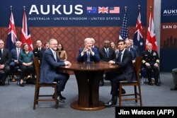 2023年3月13日，美国总统拜登（中）在加利福尼亚州圣地亚哥洛马海军基地举行的AUKUS峰会期间与英国首相里希·苏纳克（右）和澳大利亚总理安东尼·阿尔巴尼斯（左）举行三边会议。