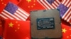 ILUSTRASI - Cip semikonduktor CPU terlihat di antara bendera China dan Amerika Serikat, 17 Februari 2023. (Foto: Florence Lo/Reuters)