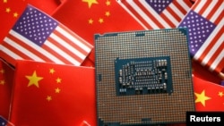 ILUSTRASI - Cip semikonduktor CPU terlihat di antara bendera China dan Amerika Serikat, 17 Februari 2023. (Foto: Florence Lo/Reuters)