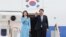 韩国总统尹锡悦和夫人从首尔启程访问美国。（2023年4月24日）