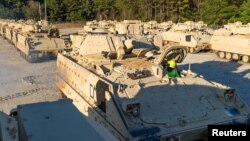 ARHIVA: Američka borbena vozila u Južnoj Karolini uoči isporuke Ukrajini (Foto: U.S. Transportation Command/Oz Suguitan/Handout via REUTERS)