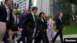 资料照：美国商务部长吉娜·雷蒙多在上海参观纽约大学的上海校园。（2023年8月30日）