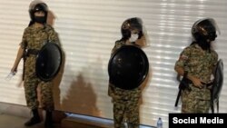 در جریان اعتراضات سراسری ۱۴۰۱ فیلم و عکس‌هایی منتشر شد که حکایت از به‌کارگیری کودکان به عنوان نیروهای سرکوب توسط جمهوری اسلامی داشت.