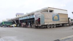 د کندهار د تازه میوو سوداګر له لوړې مالیې څخه سر ټکوي