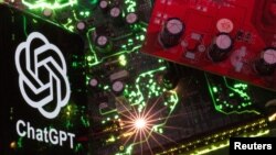 ILUSTRASI - Elon Musk rekrut tim untuk mengembangkan produk saingan ChatGPT.