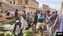 Watu wakiwa sokoni huko kusini mwa Khartoum, tarehe 24 Mei 2023, baada ya usitishaji vita uliosimamiwa na Marekani na Saudia. Picha na AFP.