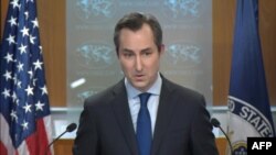 매튜 밀러 미국 국무부 대변인이 28일 워싱턴 국무부 청사에서 정례브리핑을 하고 있다. 