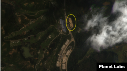 지난달 30일 북한 금강산 관광지구 골프장을 촬영한 '플래닛랩스(Planet Labs)' 위성사진에서 클럽하우스 맞은편에 건물과 거의 같은 크기의 노란색 물체가(노란 타원 안)가 확인된다. 사진 = Planet Labs.