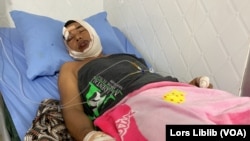 លោក នី ណាក់ កំពុង​ព្យាបាល​របួស ក្នុង​គ្លីនិក​ព្យាបាល​មួយ​កន្លែង​ក្នុង​រាជធានី​ភ្នំពេញ​ ក្រោយ​លោក​ត្រូវ​បាន​ជន​មិន​ស្គាល់​អត្តសញ្ញាណ​មួយ​ក្រុម​វាយដំ ហើយ​រូប​ថត​នេះ ថត​ថ្ងៃ​ទី១៣ ខែកញ្ញា ឆ្នាំ២០២៣។ (លាស់ លីបលីប/វីអូអេ)