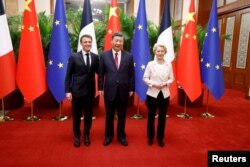 中国领导人习近平在北京会晤到访的欧盟委员会主席冯德莱恩和法国总统马克龙。（2023年4月6日）