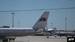 지난달 22일 북한 평양 순안공항을 출발한 고려항공 여객기가 중국 베이징 서우두 공항에 도착했다.