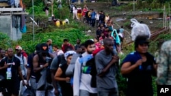 پناهجویان از مسیر‌های دور و دراز و راه‌های دشوار گذر و پرخطر کشورهای امریکای مرکزی تلاش می‌کنند خود را به مکسیکو رسانده و از آنجا غیرقانونی وارد ایالات متحده شوند.