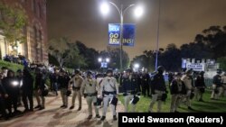 Petugas penegak hukum berjaga di tengah bentrokan di dekat perkemahan di Universitas California, Los Angeles (UCLA), di tengah konflik antara Israel dan Hamas, di Los Angeles, California, AS, 1 Mei 2024. (Foto: REUTERS/David Swanson)