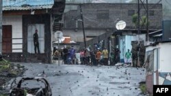 Des partisans de l'opposition jettent des pierres lors d'une manifestation à Moroni, le 18 janvier 2024, suite à l'annonce des résultats de l'élection présidentielle.