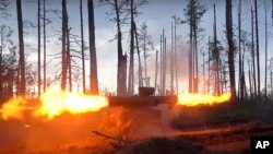 러시아군 병사가 지난달 25일 우크라이나 모처에서 대전차 미사일을 발사하고 있다. (자료사진=러시아 국방부 제공)