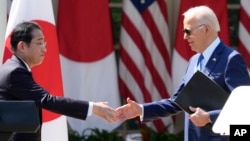 조 바이든 미국 대통령과 기시다 후미오 일본 총리가 10일 백악관 정상회담에 이어 열린 공동기자회견에서 악수하고 있다.