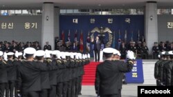 윤석열(가운데) 한국 대통령이 10일 경남 진해에서 열린 제77기 해군사관학교 졸업·임관식에 참석하고 있다. (한국 국방부 페이스북)