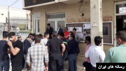 آرشیو- تصویری از تجمع اعتراضی کارگران پتروشیمی چوار مقابل استانداری ایلام