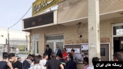 تصویری از تجمع اعتراضی کارگران پتروشیمی چوار مقابل استانداری ایلام