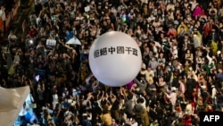 台湾立法院在通过国会改革法案后，支持执政党民进党的民众聚集立法院外，放出“拒绝中国干政”的气球。(2024年5月28日)