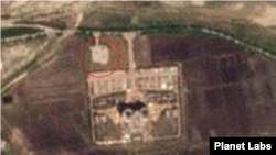 금강산 관광지구 내 소방서 철거 부지(원 안)를 촬영한 5월 8일 자 위성사진. 건물이 사라지고 공터만이 보인다. 사진=Planet Labs