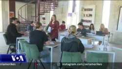 Shqipëri, vullnetarët e Korpusit të Paqes zhvillojnë në shkolla projektin "Write On"