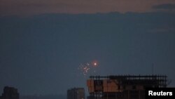 L'explosion d'un drone visible dans le ciel au-dessus de Kiev, Ukraine, le 20 juin 2023.