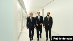 Ceyhun Bayramov, Antoni Blinken və Ararat Mirzoyan (Mənbə: Azərbaycan Xarici İşlər Nazirliyi)