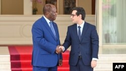 Le président ivoirien Alassane Ouattara et le ministre français des Affaires étrangères Stéphane Séjourné.