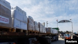 구호물자를 싣고 이집트 라파 국경을 넘어 21일 가자지구로 진입한 트럭들 (자료사진)