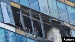 러시아 보안 당국자들이 1일 무인항공기(드론) 공격으로 파손된 모스크바 시내 사무용 건물을 조사하고 있다. 