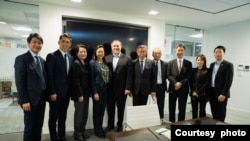 台湾民众党主席柯文哲(右5）率民众党成员在华盛顿智库哈德逊研究所拜会前美国国务卿麦克·蓬佩奥(左5）（2023年4月20日，柯文哲办公室提供）