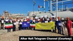 تجمع کارکنان رسمی شرکت نفت فلات قاره در لاوان 