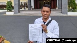 រូបឯកសារ៖ លោក ​ជា​ ចាន់ ប្រធាន​សហជីព​មូលដ្ឋាន​នៅរោង​ចក្រ​វីង ស្តារស៊ូ (Wing Star Shoes Co., Ltd) ក្នុង​ខេត្ត​កំពង់​ស្ពឺ។ (រូប​ថត​ផ្ដល់​ឱ្យ​ដោយ​អង្គការសង់ត្រាល់)