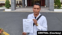 លោក ​ជា​ ចាន់ ប្រធាន​សហជីព​មូលដ្ឋាន​នៅ​​រោង​ចក្រ​វីង ស្តារស៊ូ (Wing Star Shoes Co., Ltd) ក្នុង​ខេត្ត​កំពង់​ស្ពឺ។ (រូប​ថត​ផ្ដល់​ឱ្យ​ដោយ​អង្គការសង់ត្រាល់)