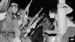 Čikaška policija pokušava da rastera demonstrante ispred hotela Konrad Hilton gde se održavala demokratska konvencija, 29. aprila 1968. 