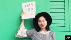 #ফ্রিজুবিং কর্তৃক প্রকাশিত এই ছবিতে চীনের সাংবাদিক হুয়াং জুয়েকিন #মি টু লেখা একটি পোস্টার ধরে রয়েছেন। সিঙ্গাপুর। (ফাইল ফটোঃ সেপ্টেম্বর, ২০১৭)