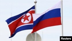 지난달 블라디미르 푸틴 러시아 대통령과 김정은 북한 국무위원장의 정상회담이 열린 보스토치니 우주기지에 양국 국기가 걸려있다.