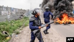 La police a notamment fait usage de gaz lacrymogènes face à de jeunes manifestants qui enflammaient des pneus sur la chaussée.