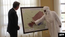 Un responsable nigérien explique le contexte jihadiste local au sécrétaire d'État américain Anthony Blinken.