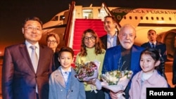 Presiden Brasil Luiz Inacio Lula da Silva dan ibu negara Rosangela "Janja" da Silva disambut di China oleh Wakil Menteri Luar Negeri Xie Feng di Shanghai, 13 April 2023. (Ricardo Stuckert/Handout via Reuters)
