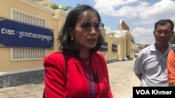 សហមេធាវីការពារក្តីលោក កឹម សុខា អ្នកស្រី ម៉េង សុភារី ធ្វើសន្និសីទកាសែតនៅក្រៅសាលាឧទ្ធរណ៍ភ្នំពេញ ថ្ងៃទី ២១ ខែមីនា ឆ្នាំ២០២៤។ (ហ៊ុល រស្មី/វីអូអេ)