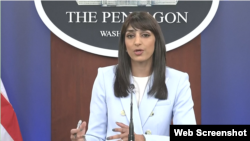 사브리나 싱 미국 국방부 부대변인이 워싱턴 국방부 청사에서 브리핑을 하고 있다.