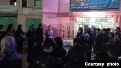 Suasana evakuasi ratusan WNI ke Pelabuhan Sudan lewat jalur darat. (foto courtesy: Kemlu RI).