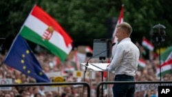 匈牙利总理欧尔班的挑战者彼得·马格雅在匈牙利德布勒森市集会上讲话。（2024年5月5日）