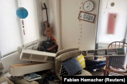 ภาพความเสียหายภายในอพาร์ตเมนต์แห่งหนึ่งในนิวไทเปซิตี้ หลังเกิดแผ่นดินไหวรุนแรงในช่วงเช้าของวันพุธที่ 3 เม.ย. 2567 (Reuters)